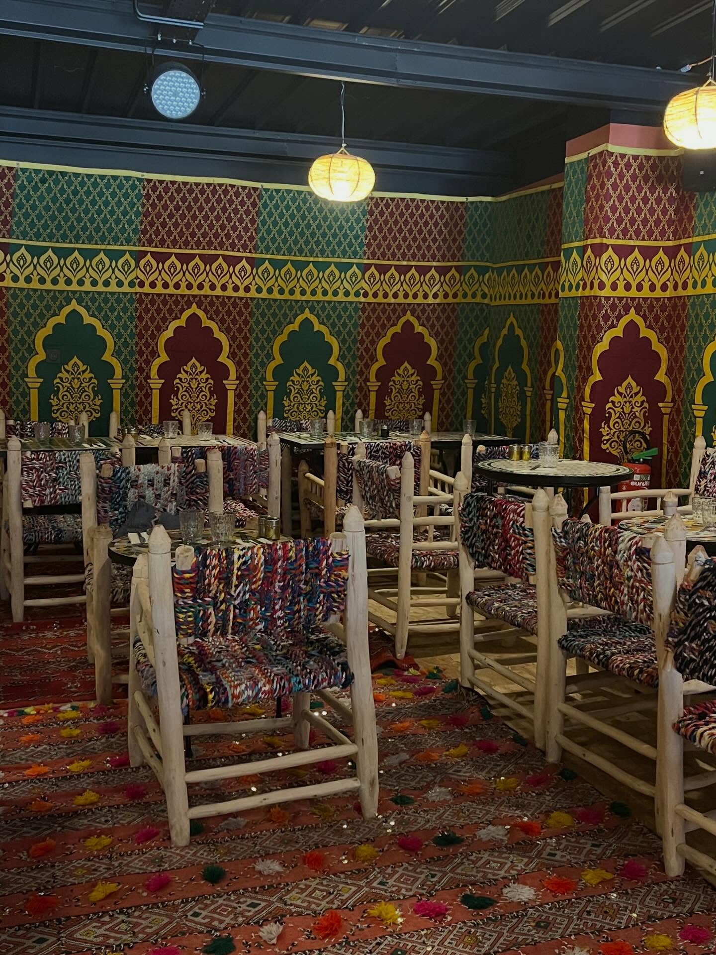Tables et chaises berbères aux couleurs chatoyantes