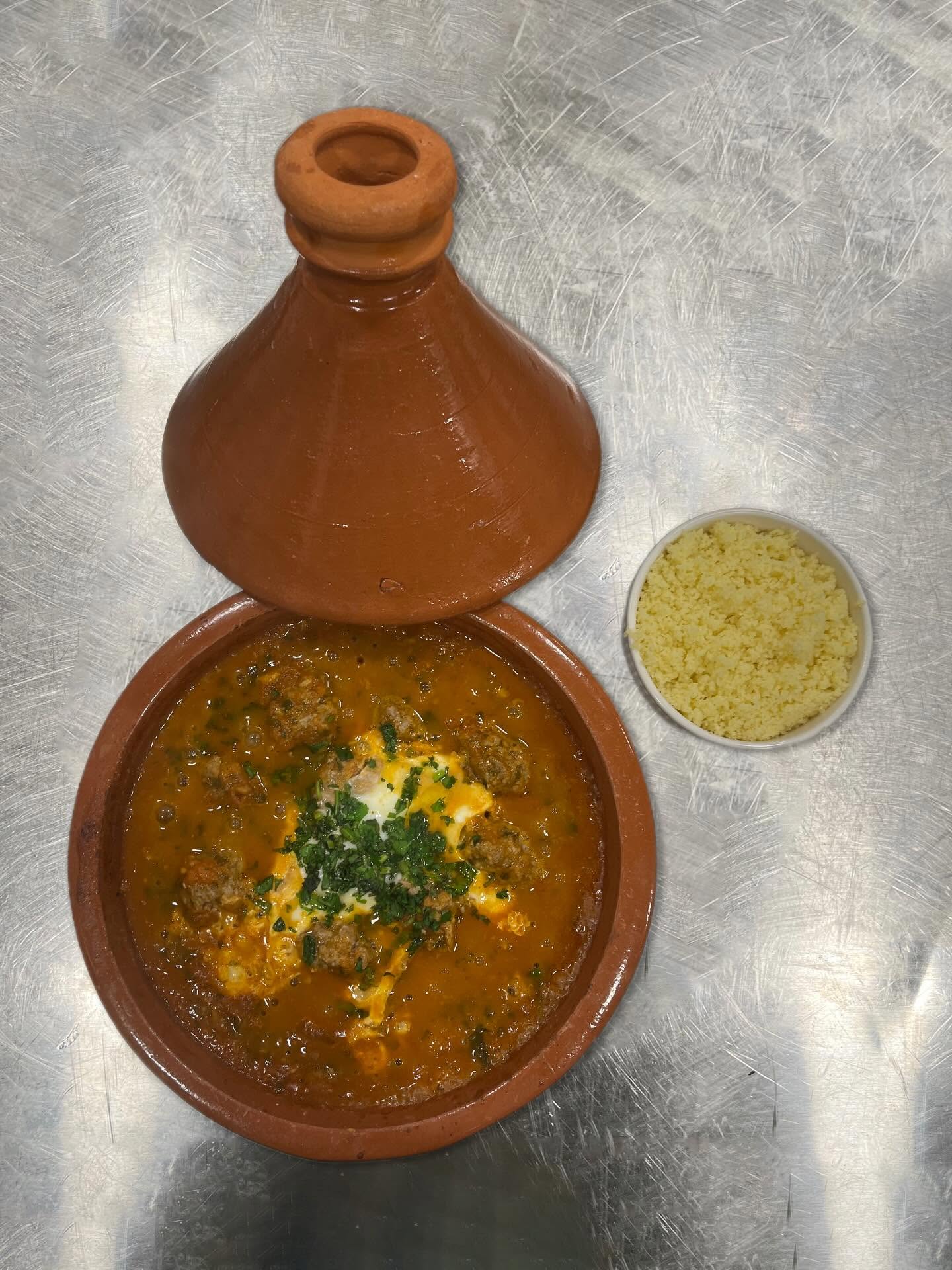 Tajine servi avec semoule