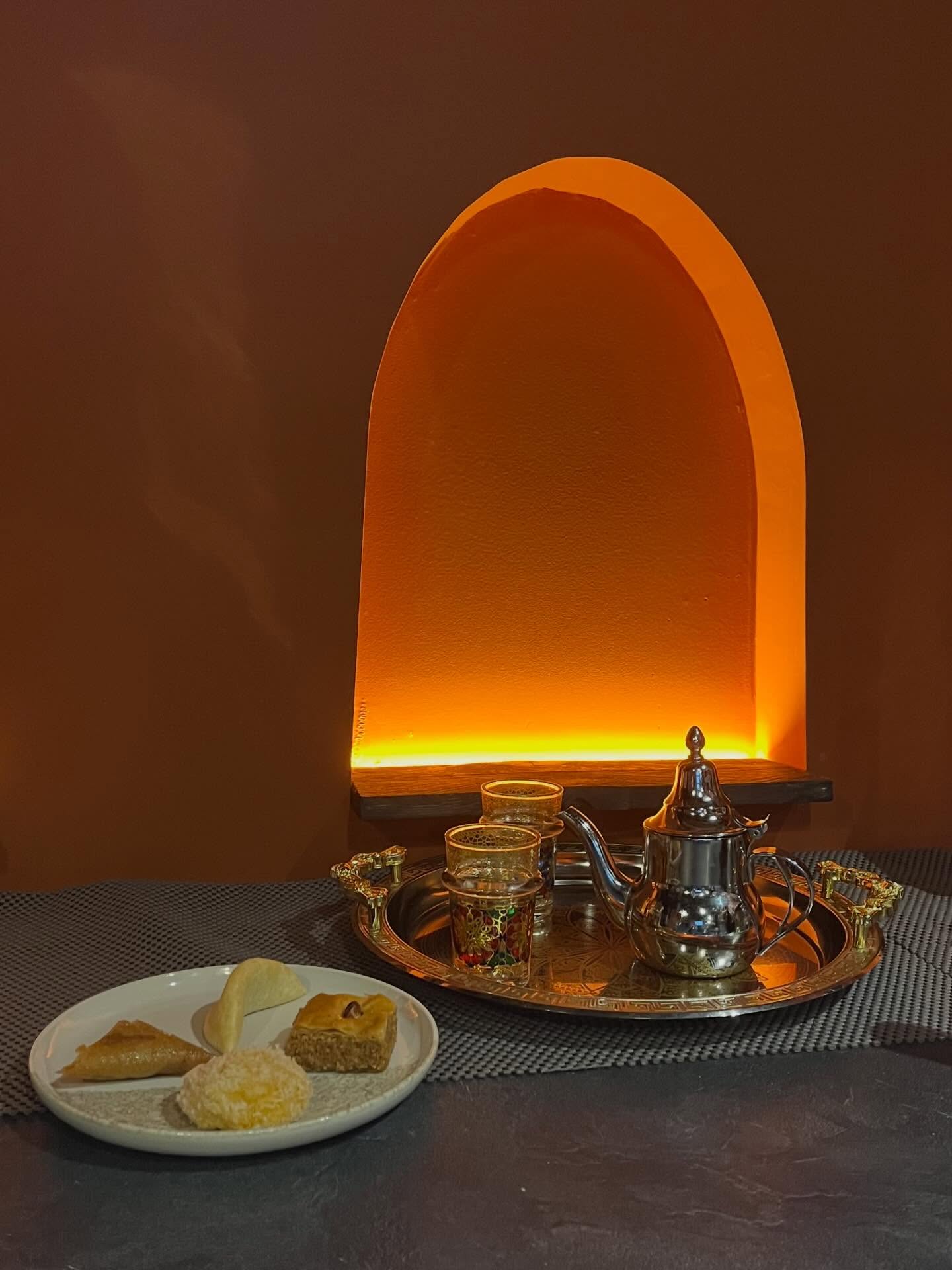 Thé à la menthe et pâtisseries orientales