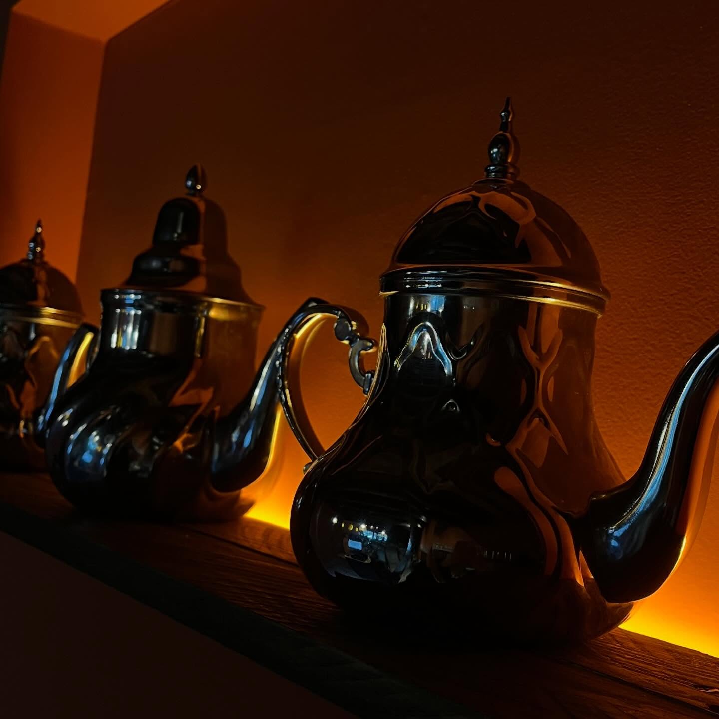 Théières marocaines en argent baignées d'une lumière ambrée